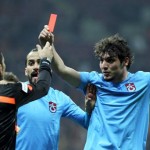 The referee showed the red card to a player indicates that he would go out to the field for Trabzonspor
