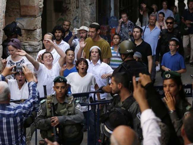 Hundreds of Jews forcibly enter Aqsa Mosque with Israeli police protection