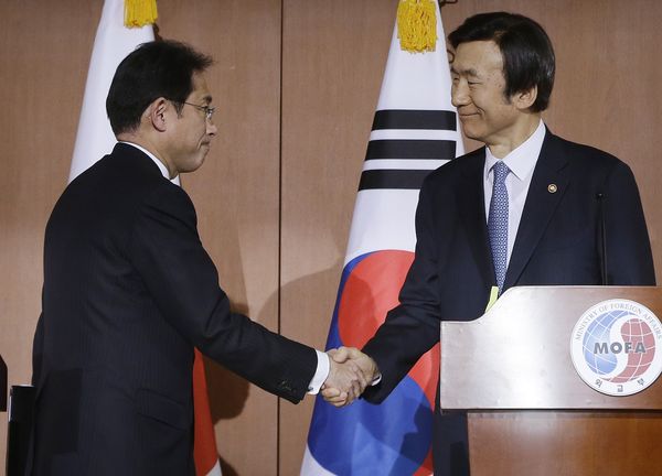 Japanese Foreign Minister Fumio Kishida and South Korean Foreign Minister Yun Byung-se