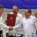 Colombia's President Juan Manuel Santos (L) and Timoleon Jimenez (R), head of the FARC rebels